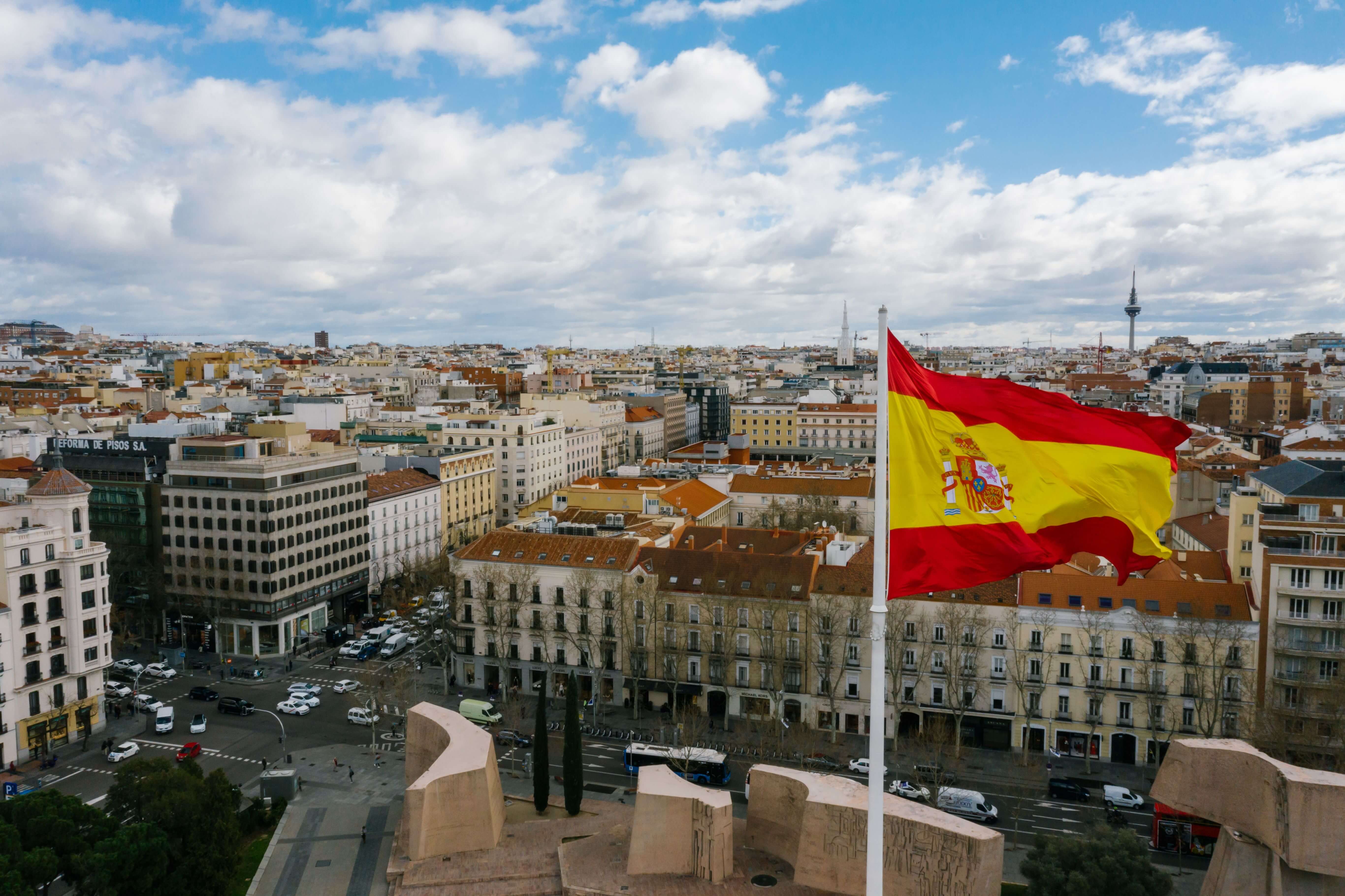 Den spanska flaggan över Madrid med utsikt över stadens centrum