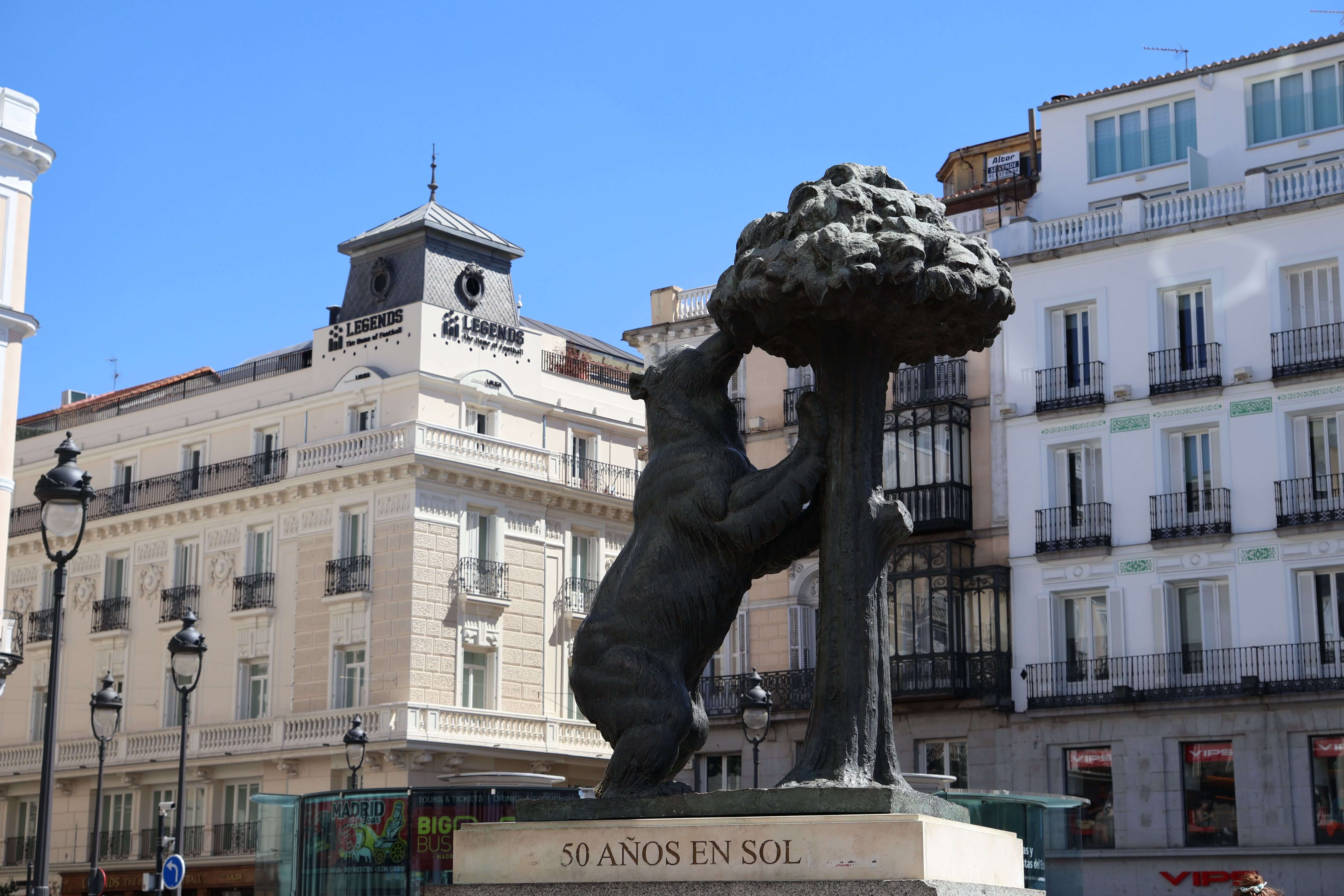 Statyn av björnen och jordgubbsträdet på Puerta del Sol i Madrid